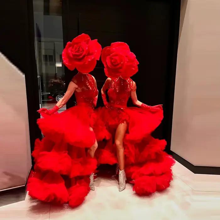 Jupe en tulle rouge pour femmes, avec volants superposés et détails de paillettes pour occasions spé