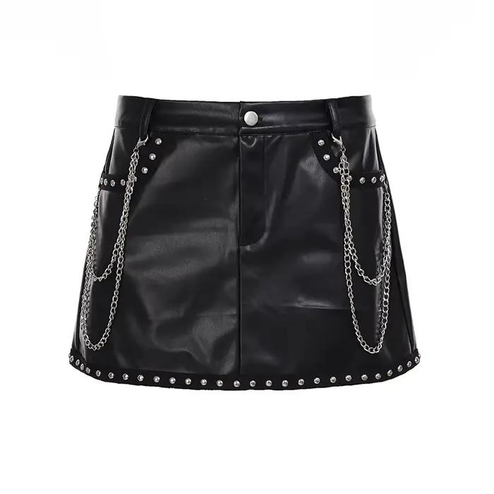 Mini-jupe noire en similicuir PU taille basse avec rivets et chaînes, style streetwear punk polyvale