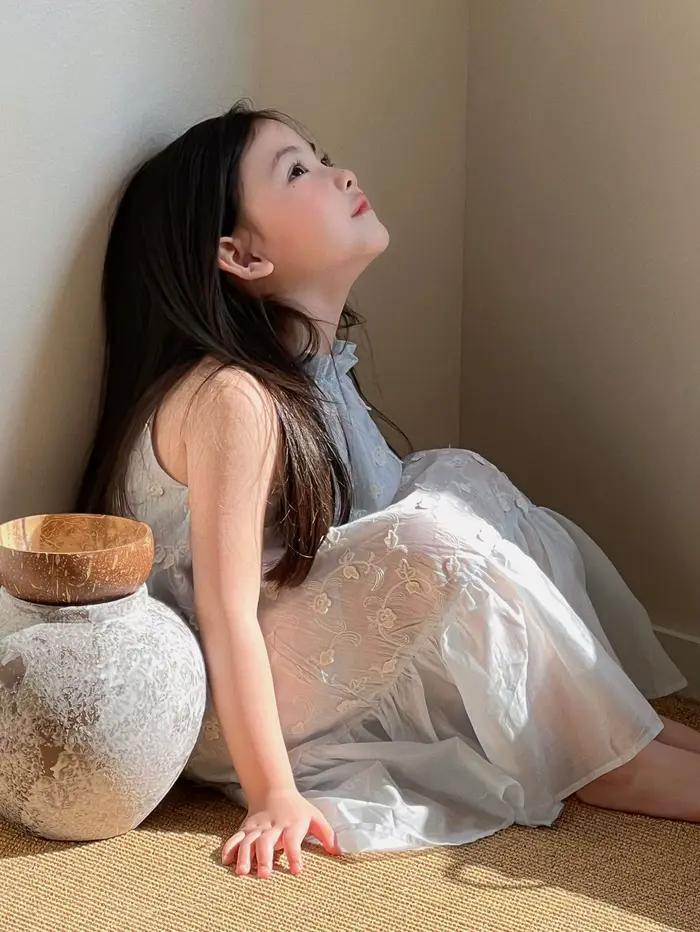 Robe longue blanche en jacquard à bretelles, nouvelle collection été 2026