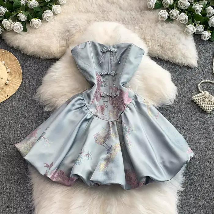 Mini robe d'été française en ligne cour avec détail corset et jupe à volants