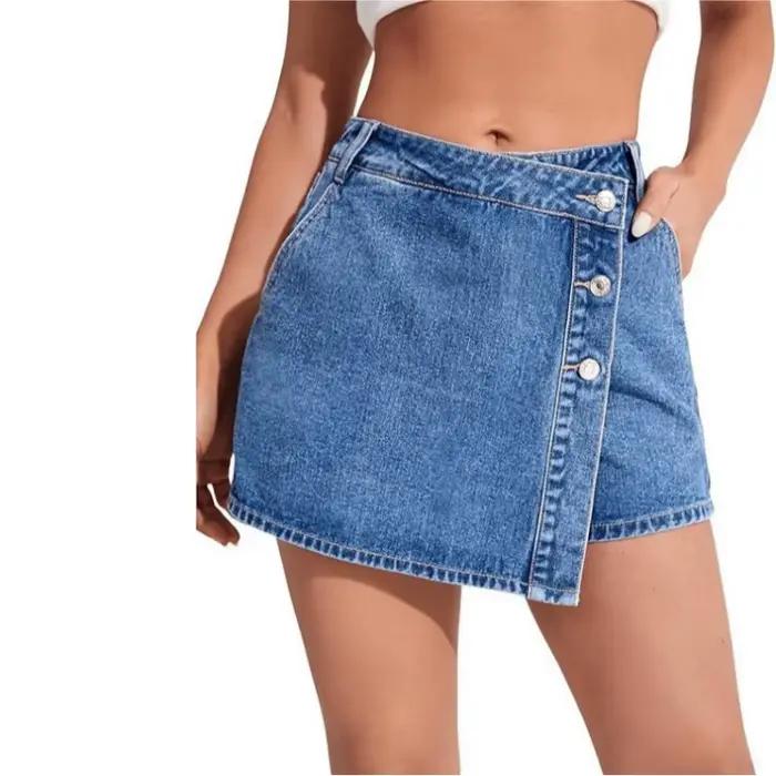 Jupe-short en jean taille haute pour femme avec détail boutonné asymétrique et ourlet effiloché – Te