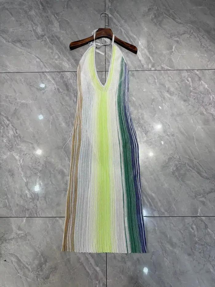 Robe longue tricotée moulante sans manches à col halter et décolleté en V, à rayures et sequins, dos