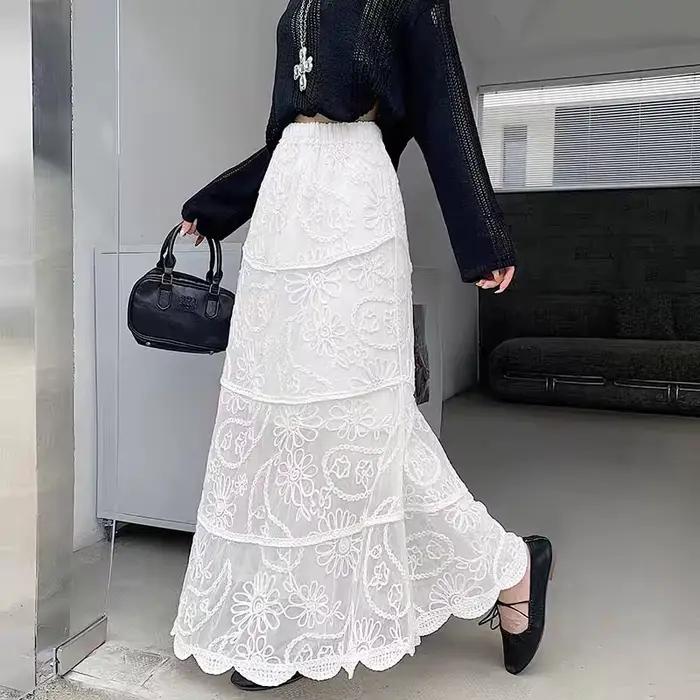 Jupe brodée au crochet en dentelle française, robe trapèze en gaze féerique avec empiècements jacqua