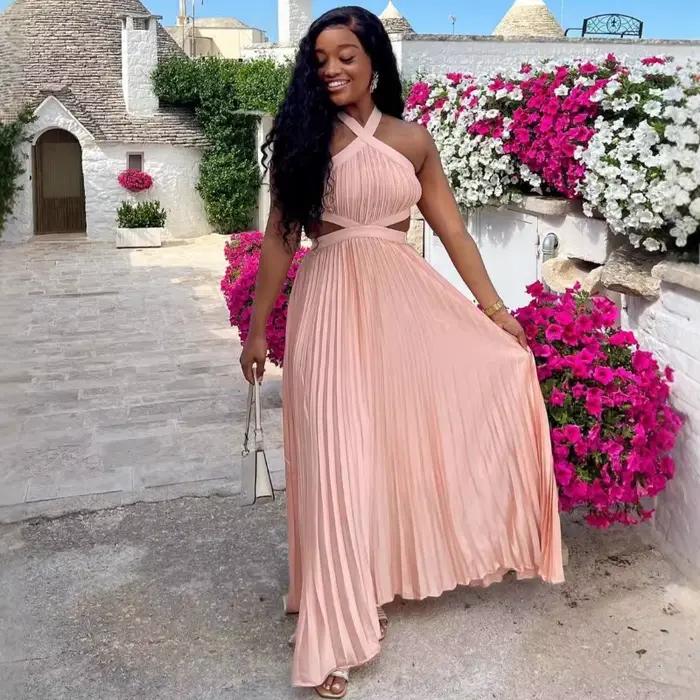 Robe longue plissée rose poudré en satin pour femme, style africain élégant, avec découpes à la tail