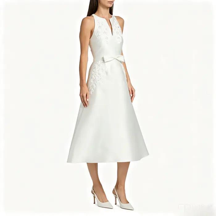 Robe de cocktail midi élégante et minimaliste en satin blanc, personnalisée, sans manches, avec enco