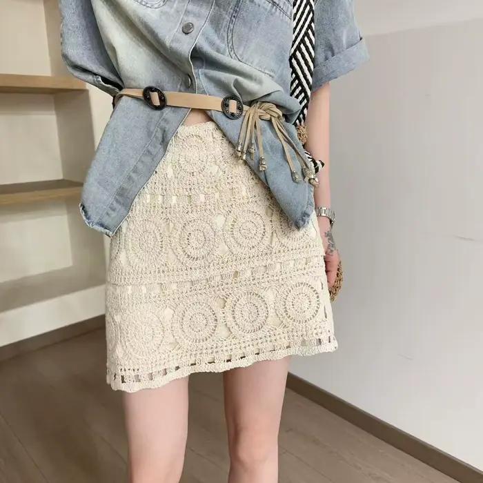 Nouvelle jupe en dentelle ajourée taille haute polyvalente effet rajeunissant, collection été 2026