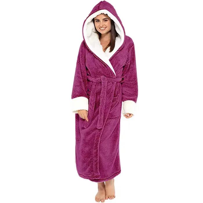 Chemise de nuit en peluche pour femme, optique d'hiver, chaud, sourire, long peignoir, pyjama à capu