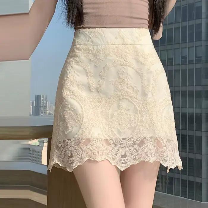 Jupe courte en dentelle moulante taille haute en maille coupe trapèze, Nouvelle collection été 2026