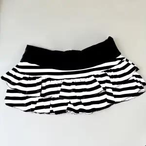 Jupe courte trapèze rayée contrastée, tendance de rue à la mode, polyvalente, style doux, niche épic