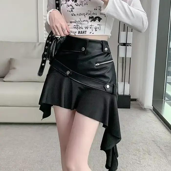 Mini-jupe en cuir asymétrique noire pour femme avec détails en métal
