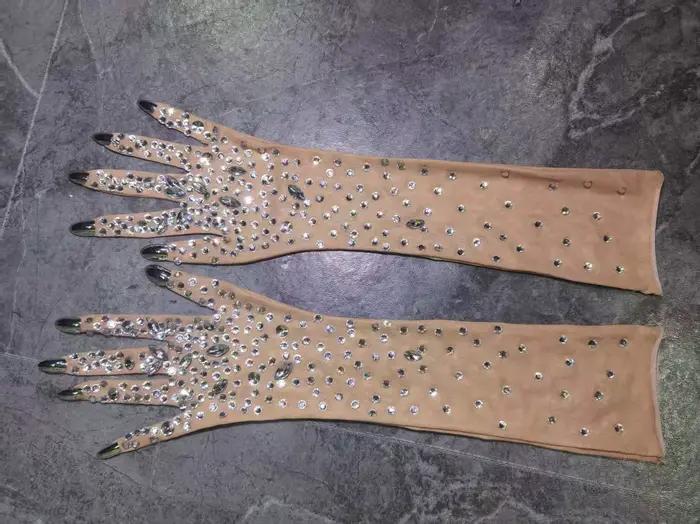 Robe de danse latine sexy à col halter et jupe plissée, avec un design ajouré et fluide