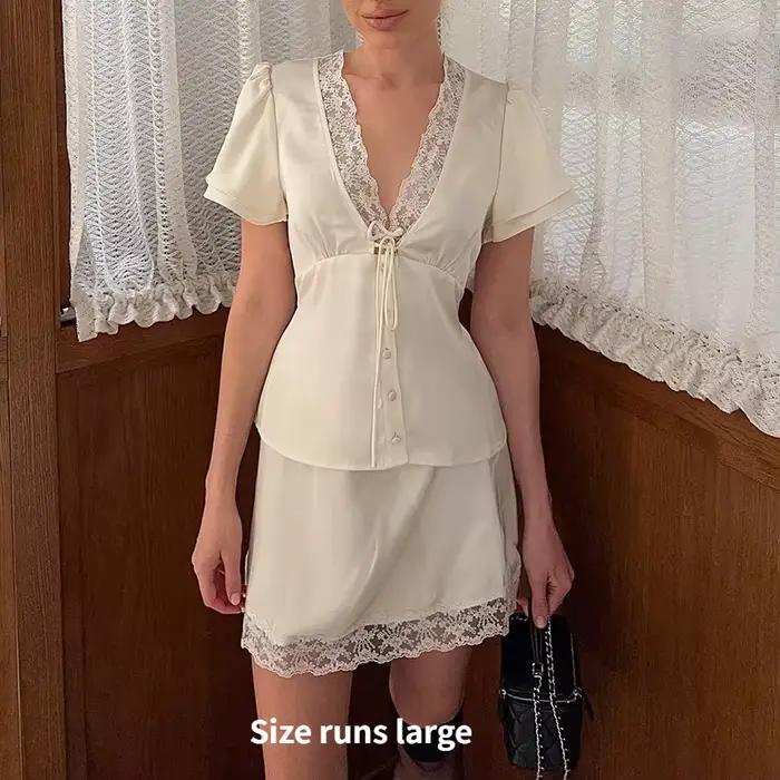 Nouvel ensemble jupe d'été 2 pièces tendance : haut uni à col en V avec patchwork de dentelle et jup
