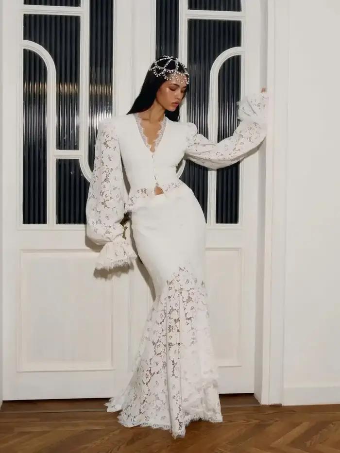 Ensemble élégant jupe longue en dentelle blanche patchwork et haut court slim à manches évasées et c