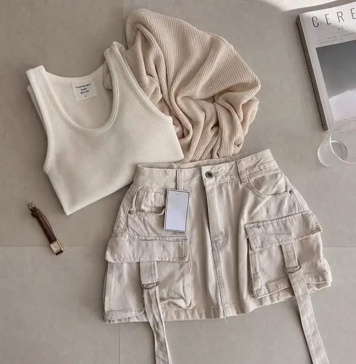 Mini-jupe cargo blanche pour femme avec poches multiples, détails de sangle, style streetwear décont