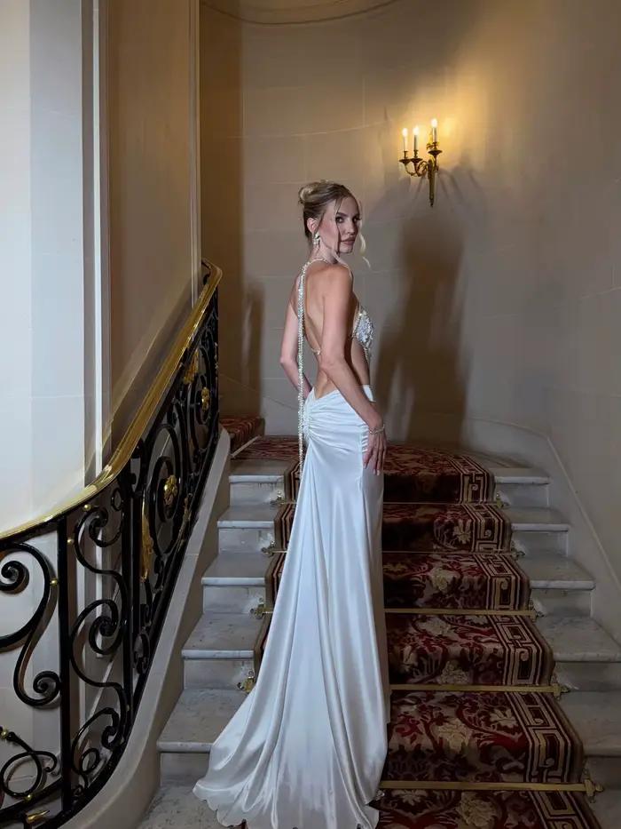 Jupe longue sirène en satin blanc brillant, taille haute, froncée sur le côté, avec fente, longueur 