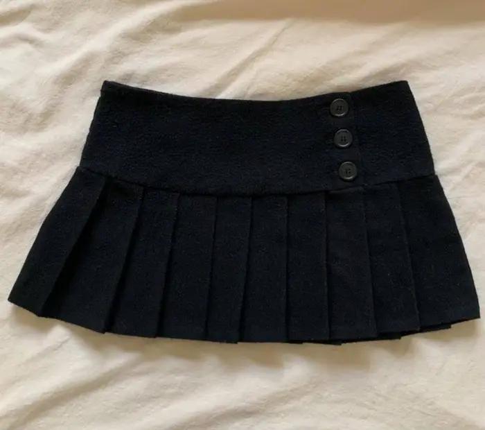 Jupe-short plissée rose à carreaux style Y2K, coupe ajustée, avec détails boutonnés, mini-jupe rétro