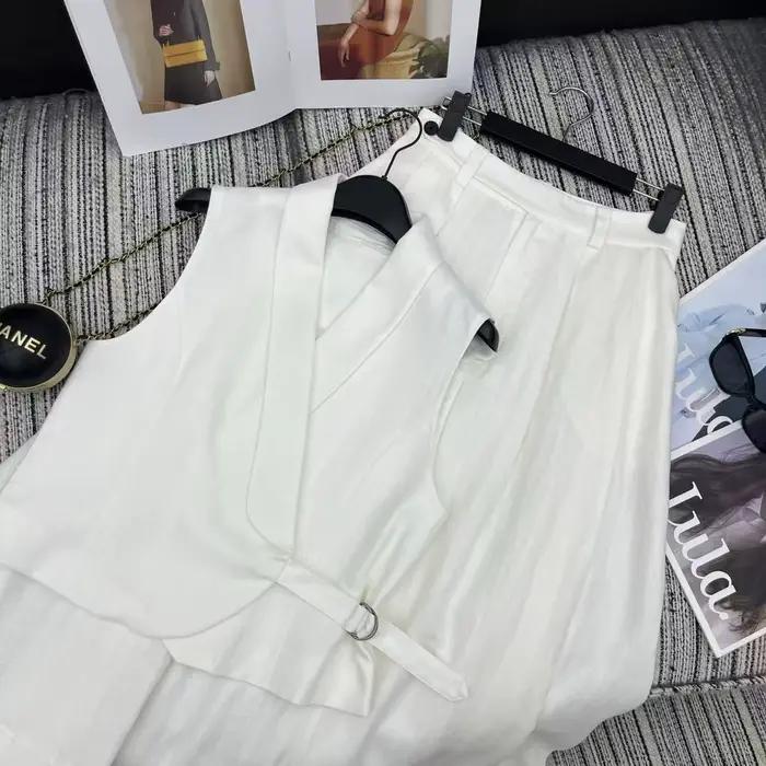 Ensemble élégant deux pièces : gilet sans manches en lin et jupe longue