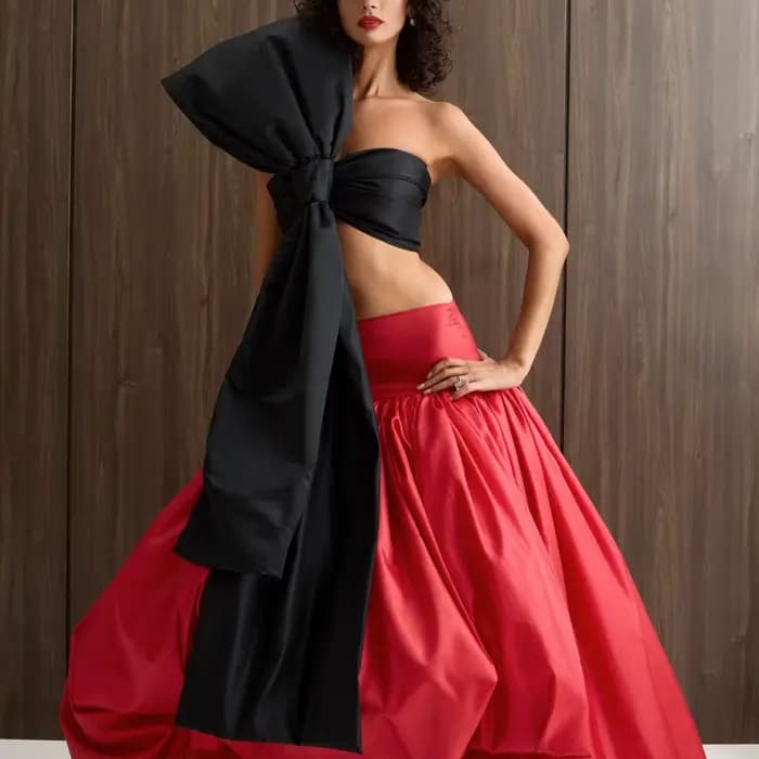 Jupe de bal de luxe en satin rouge cerise avec détail nœud noir, taille haute, longue, élégante, dra
