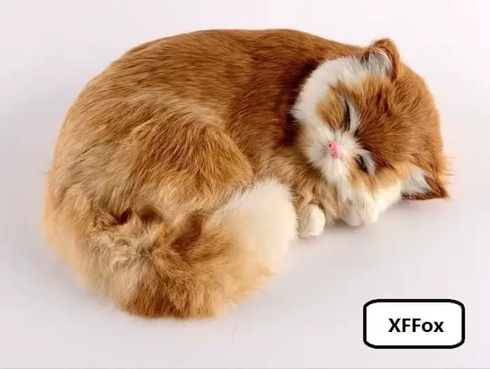Beau modèle de chat endormi dans la vie réelle, chat jaune mignon en plastique et fourrures, cadeau 