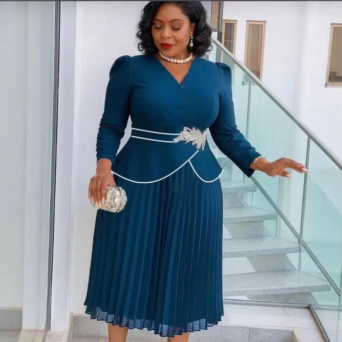 Robe bleu marine à col en V pour femmes grandes tailles, manches longues, taille ajustée, jupe pliss