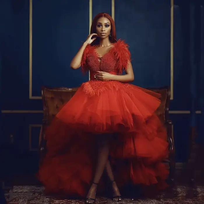 Robes de bal rouges asymétriques longues en tulle, robes de soirée formelles avec perles et plumes, 