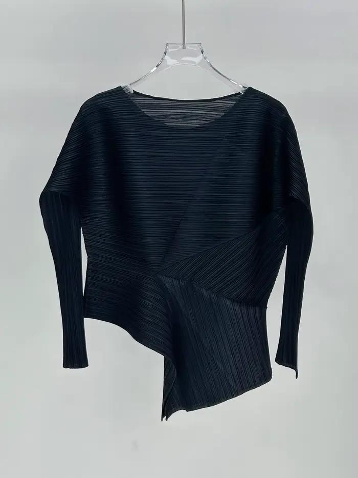 Ensemble deux pièces chic et tendance : haut asymétrique plissé rouge bordeaux à manches 3/4 et jupe