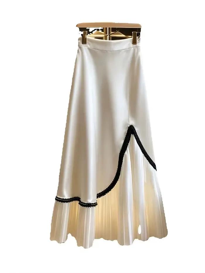 Jupe longue mi-mollet élégante et formelle, blanche brillante en satin, taille haute, asymétrique, a