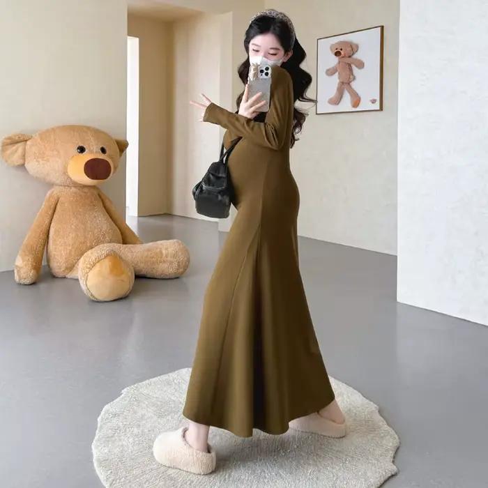 Robe de Maternité Printemps Automne 2026 Minimaliste Polyvalente Douce Élégante Tempérament Souple Extensible Moulante Manches Longues Maxi
