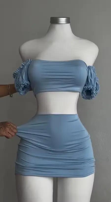 Une jupe courte deux pièces sexy et à la mode avec des manches bouffantes plissées évidées qui enveloppe les hanches