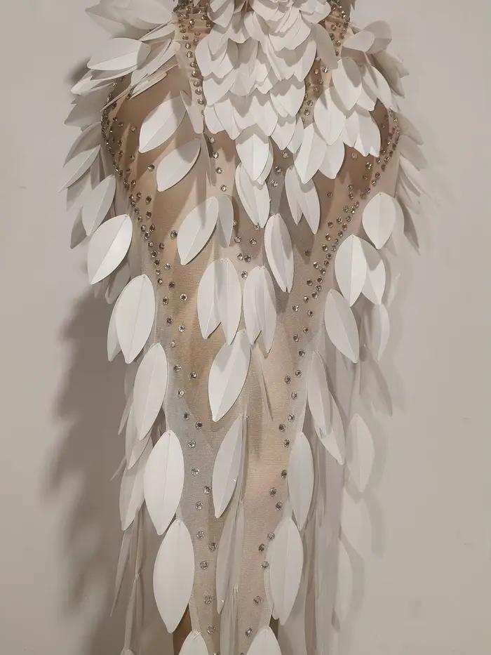 Robe de soirée glamour blanche à sequins en forme de feuille, sans manches, avec fente haute, pour femme, idéale pour les invitées de mariage