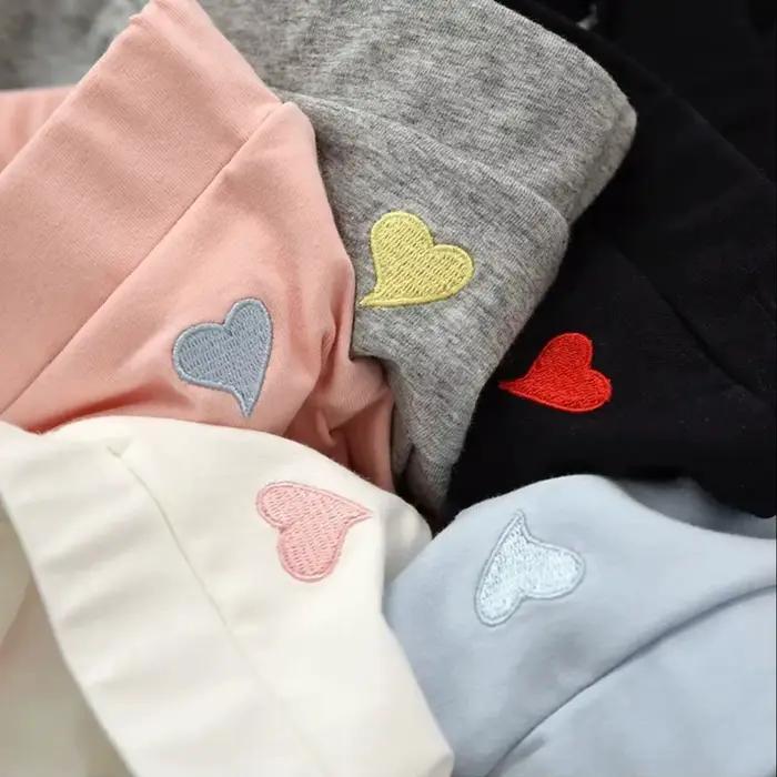 Jupe plissée pour filles, imprimé cœur, mignonne, douce, couleur unie, vêtements d'extérieur pour enfants, jupe courte Simple et décontractée avec pantalon de sécurité