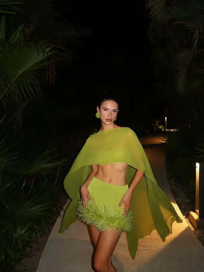 Jupe mini moulante taille haute vert lime avec bordure en plumes pour cocktail