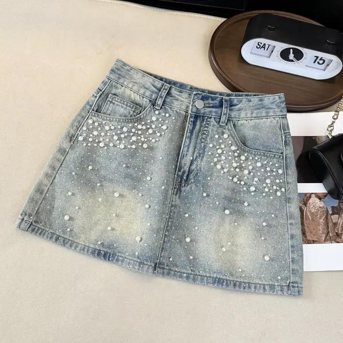 Mini-jupe en jean ornée de perles et strass pour femme