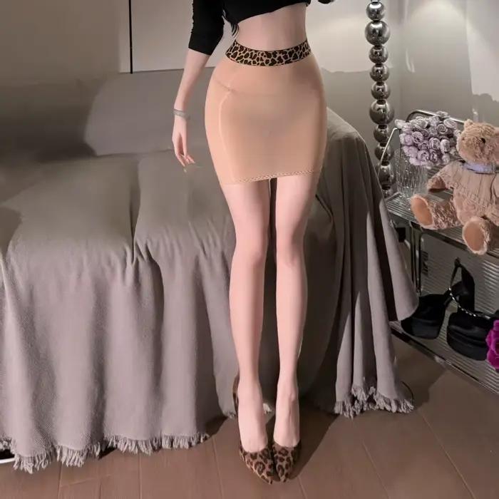 Jupe courte moulante et sexy en tissu soyeux imprimé léopard