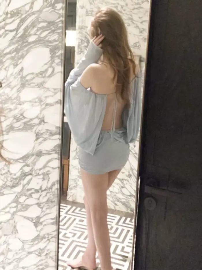 Robe moulante bleue à une épaule