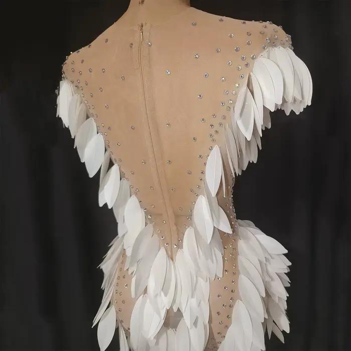 Robe de soirée glamour blanche à sequins en forme de feuille, sans manches, avec fente haute, pour femme, idéale pour les invitées de mariage