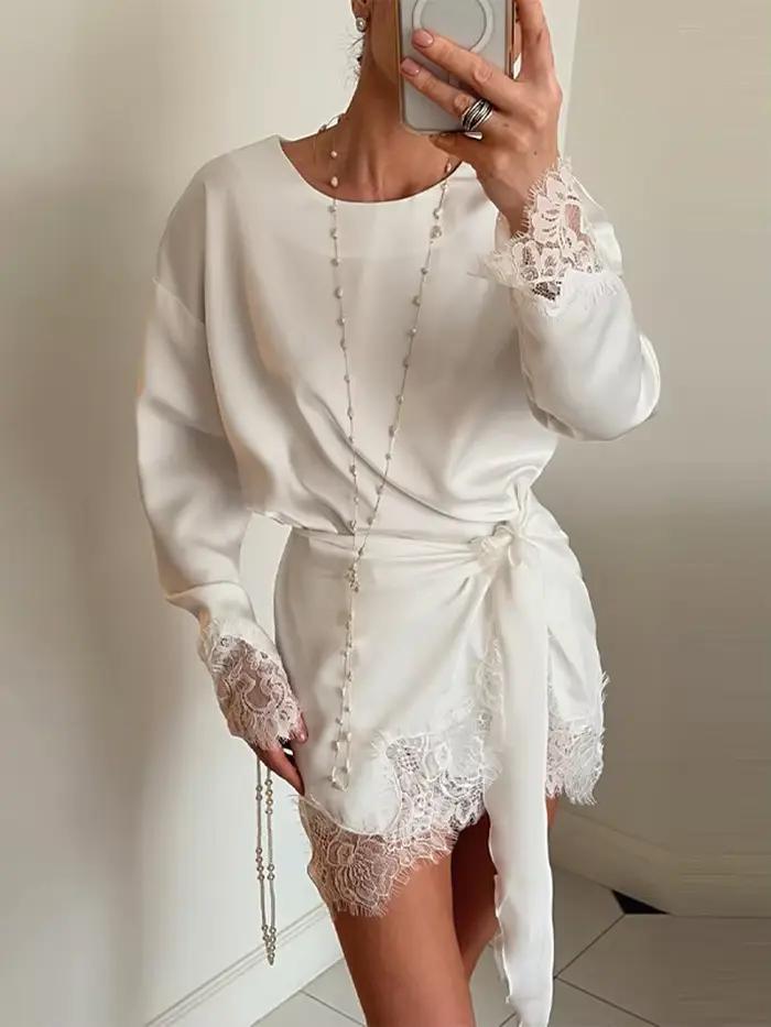 Robe Courte Unie à Manches Longues en Satin avec Dentelle
