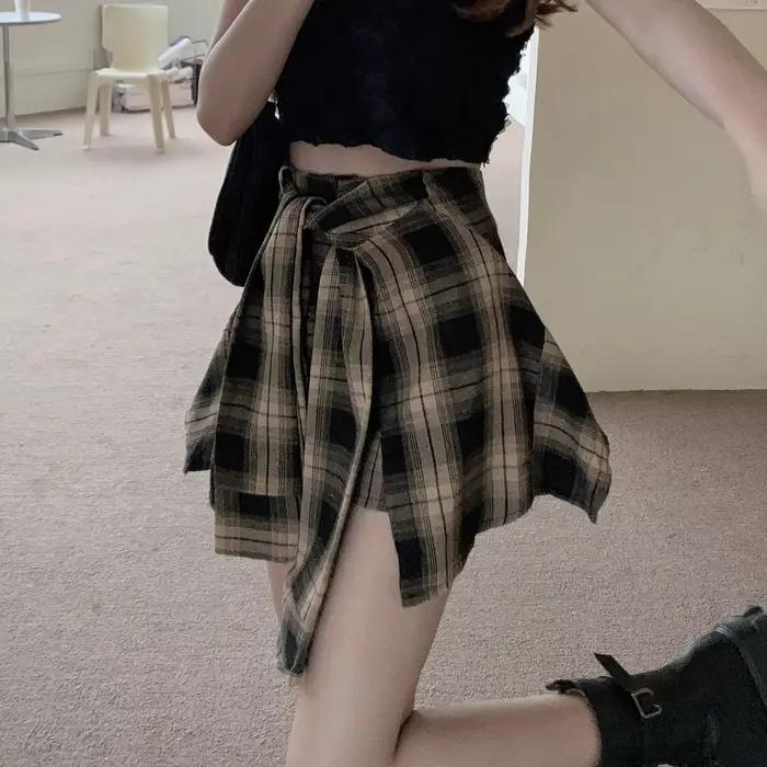Mini-jupe noire à carreaux pour femme, nouvelle collection été 2025, design asymétrique, coupe trapèze, jupe-culotte courte, style audacieux, mélange de polyester
