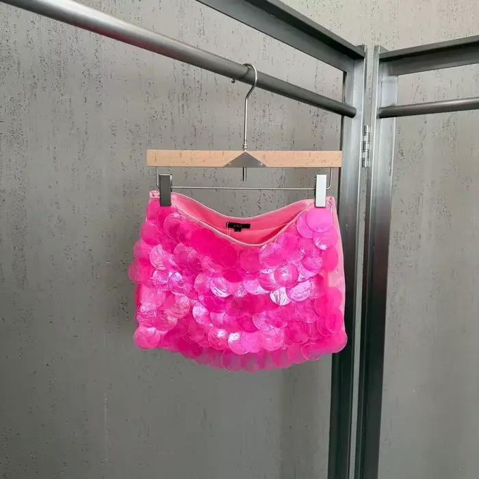 Jupe courte ornée de motifs écailles colorés