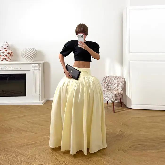 Jupe longue en satin jaune pâle pour femme