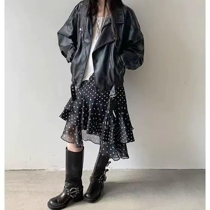 Jupe blanche à pois avec bord à volants, taille haute