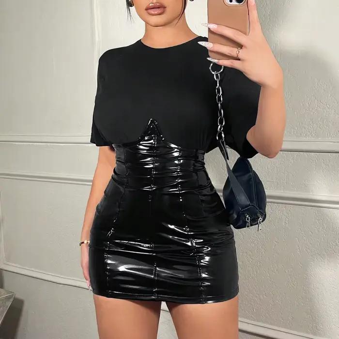 Mini jupe en cuir noir haute brillance