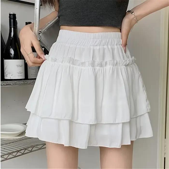 Jupe blanche kawaii plissée avec volants pour femmes, silhouette ajustée et look décontracté, idéale pour les sorties estivales et les soirées entre amis