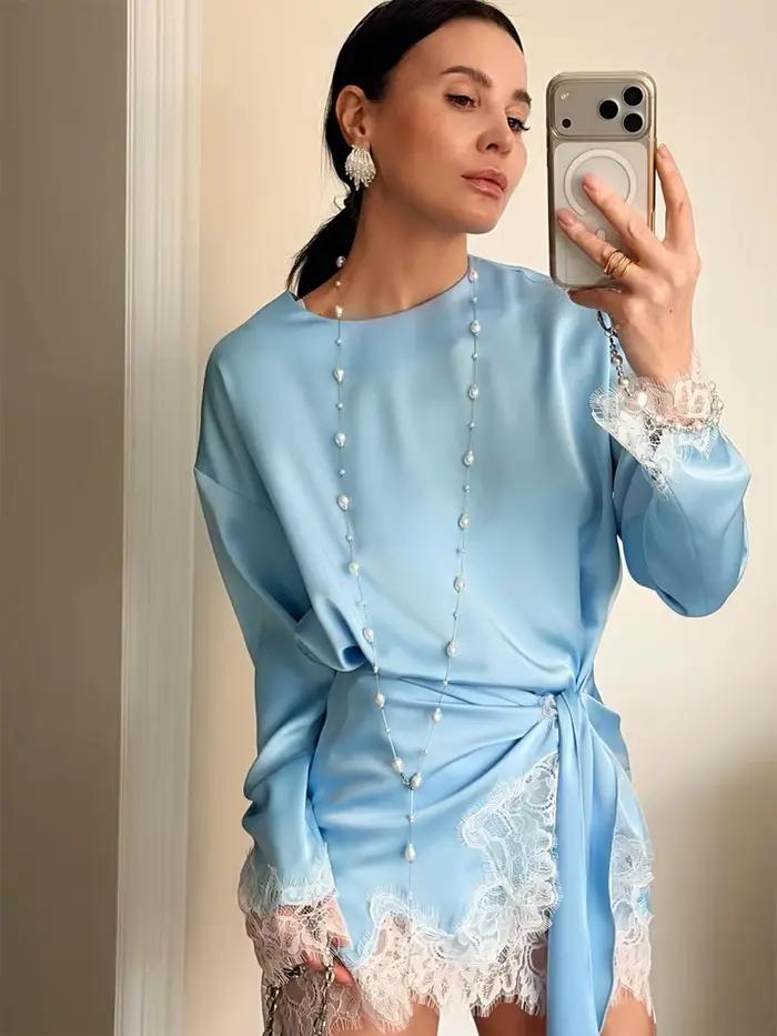 Robe Courte Bleue à Col Rond et Dentelle