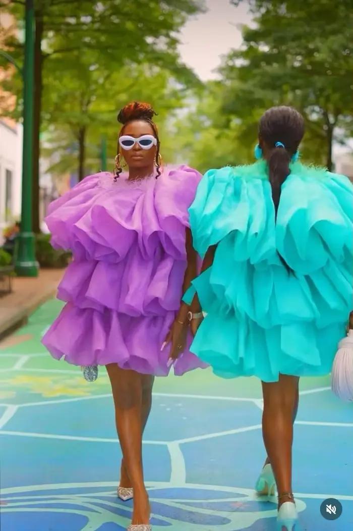 Robes de bal bouffantes en Tulle violet d'autruche, manches courtes, longueur aux genoux, Style Cupcake, robes de soirée pour femmes, plumes