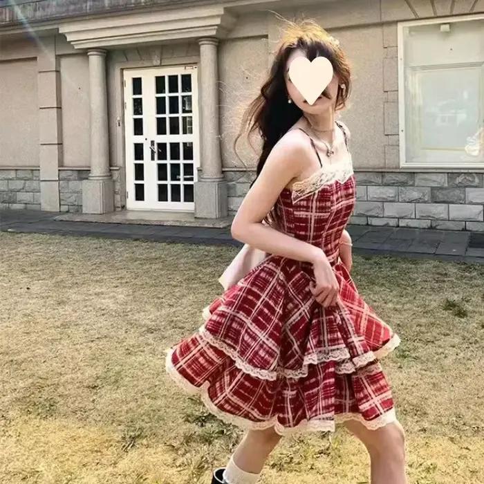 Mini jupe bouffante rouge avec bordure en dentelle