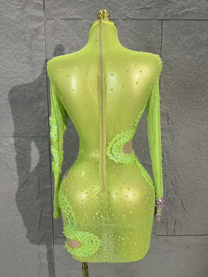 Mini-jupe verte décorée de paillettes