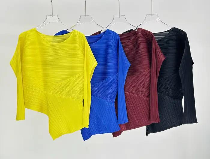 Haut asymétrique plissé rouge bordeaux et jupe longue plissée texturée ensemble chic pour femmes style minimaliste printemps été