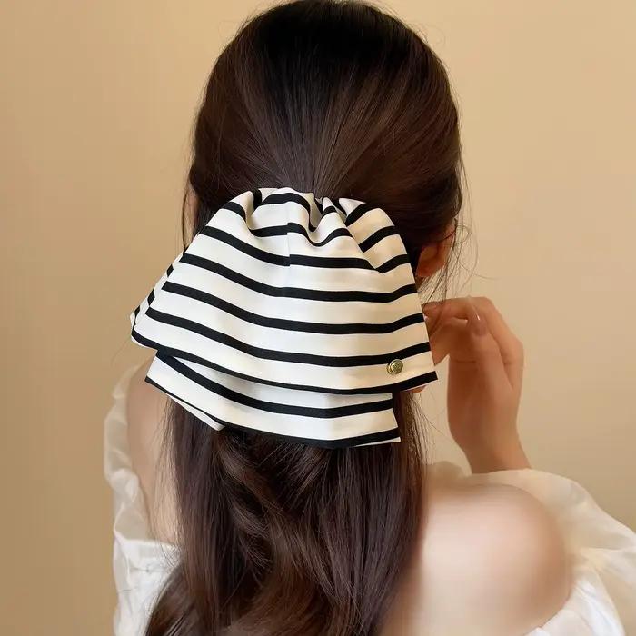 Jupe simple en satin rayée noir et blanc avec pince à cheveux antidérapante kawaii pour femmes, élégante pour le quotidien, les soirées, les mariages et les occasions spéciales
