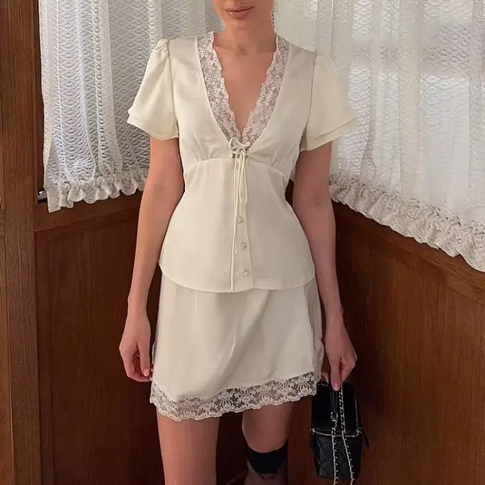 Nouvel ensemble jupe d'été 2 pièces tendance : haut uni à col en V avec patchwork de dentelle